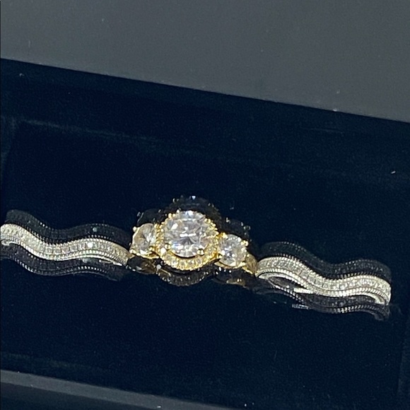 A GORGEOUS BRIDAL SET  BEST IN SIMULATED DIAMONDS ENGAGEMENT RING & 2 Wed Bands - Picture 3 of 11